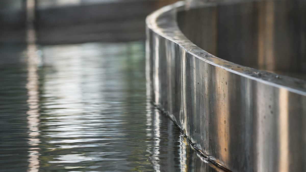 An abstract study: intersecting stainless curves and water reflections at shallow focus